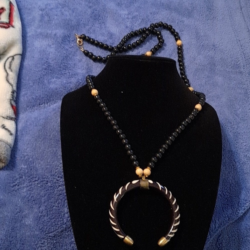 Black and white shoe horn and bead long necklace